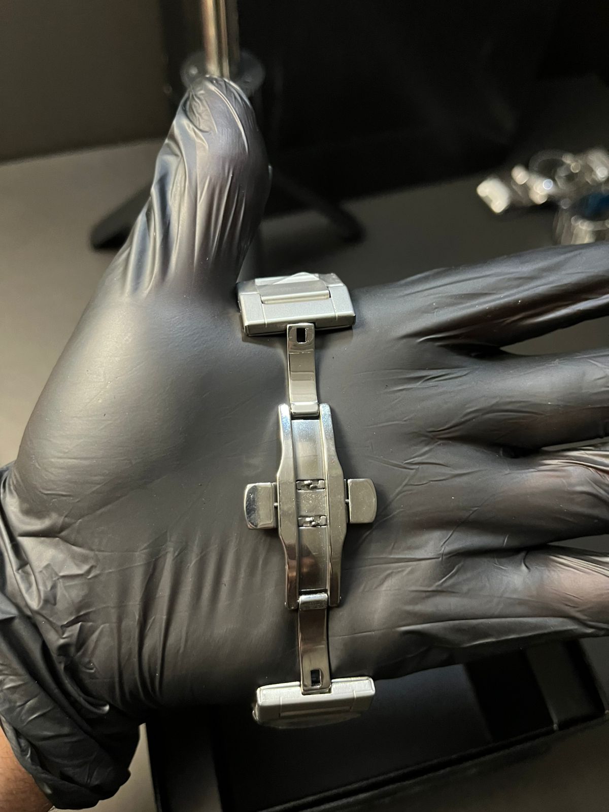 SIGNATURE_WATCH Luxury Silver Chronograph – Integrated Steel Edition