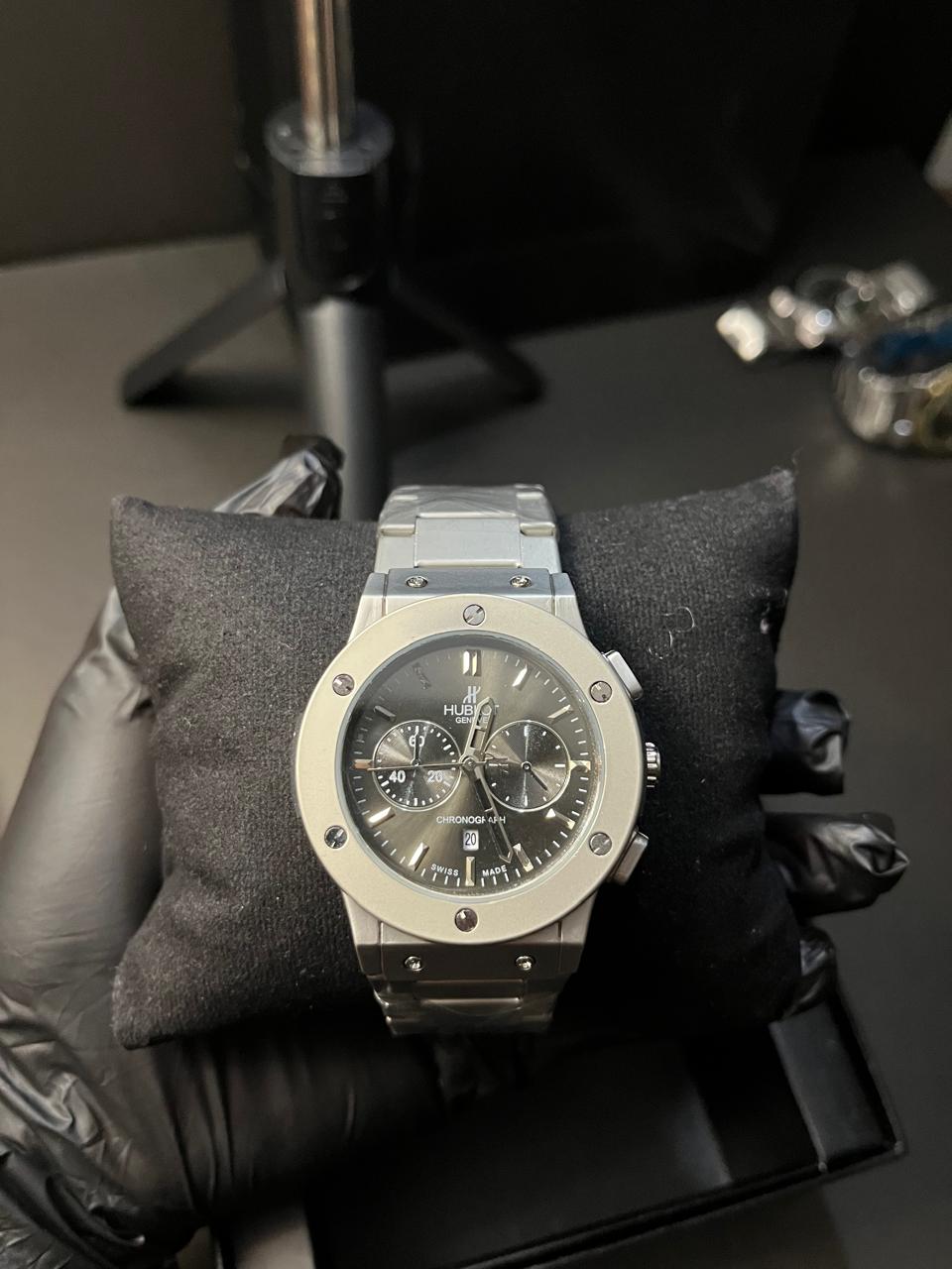 SIGNATURE_WATCH Luxury Silver Chronograph – Integrated Steel Edition